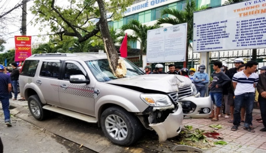 Cùng mẹ đứng đón xe buýt, bé trai 4 tuổi bị ô tô tông nguy kịch