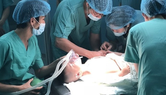 Lần đầu mổ cấy điện cực ốc tai giúp trẻ điếc bẩm sinh