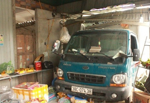 Xe tải lao vào quán tạp hóa, hai bà cháu thoát chết