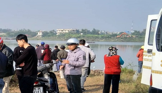 Thả cá chép tiễn ông Công ông Táo, người đàn ông rơi xuống hồ tử vong