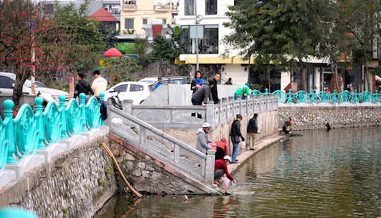 Người dân Thủ đô nhộn nhịp thả cá tiễn ông Táo về trời