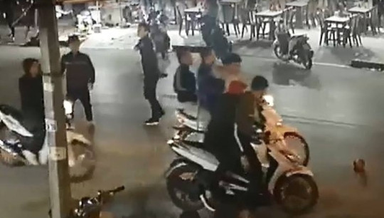 Côn đồ truy sát 2 anh em họ trong quán ăn đêm