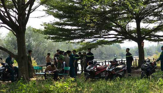 Đi thả cá chép, người phụ nữ rơi xuống sông tử vong