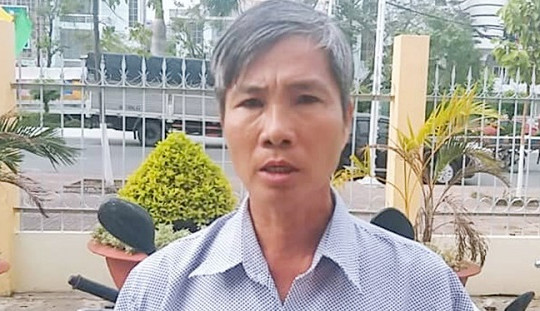 Chia đôi giá trị tờ vé số cho anh ve chai và chị công nhân