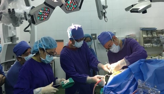 Lần đầu tiên tại Việt Nam: Bệnh nhân vẫn hát trong lúc bác sĩ mổ u não