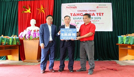 Báo Công lý trao quà Tết cho gia đình chính sách, hoàn cảnh khó khăn