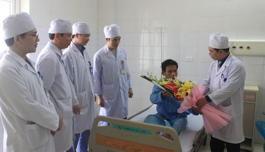 Thay động mạch chủ nhân tạo thành công cho bệnh nhân