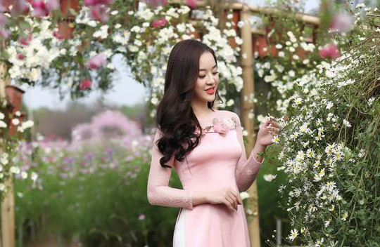 Hoàng Hải Thu dịu dàng áo dài đón xuân Kỷ Hợi 2019