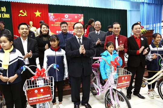 Phó Tổng Giám đốc Nguyễn Tất Thắng trao quà Tết cho người nghèo ở Ba Vì
