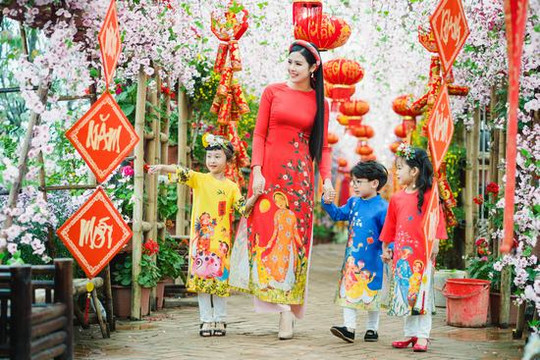 Hoa hậu Ngọc Hân không nao núng dù liên tục bị giục lấy chồng