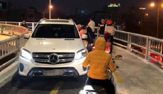 Tước bằng lái tài xế Mercedes đi vào cầu vượt dành cho xe máy
