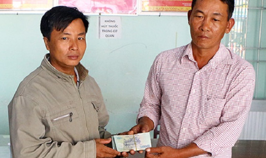 Người thợ mộc trả lại gần 40 triệu đồng nhặt được