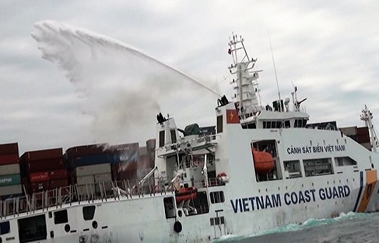 Tiếp tục cứu nạn tàu chở hàng của Singapore bị cháy trên biển