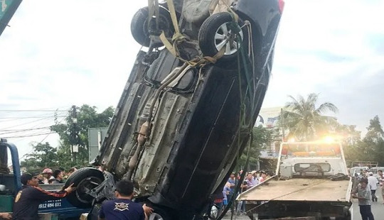 Xe ô tô lao xuống sông, tài xế tử vong thương tâm