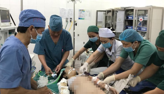 Đi chơi tàu lượn dịp Tết, bé gái bị tai nạn nguy kịch