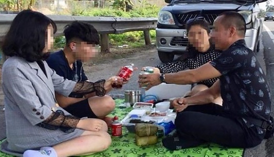 Sẽ xử lý nghiêm chủ xe dừng ô tô ăn nhậu trên cao tốc Nội Bài - Lào Cai