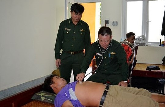Cứu sống 9 thuyền viên bị chìm tàu trên biển ngày đầu năm