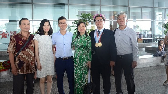 Gia đình đầu tiên có hai con giành được huy chương tại cuộc thi Olympic Hóa học quốc tế