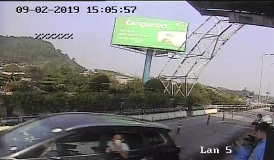 Tài xế tông gãy barie, vượt trạm thu phí Bến Thủy 2