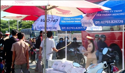 Chủ nhà mang gậy ra đuổi CSGT phát nước cho người đi đường