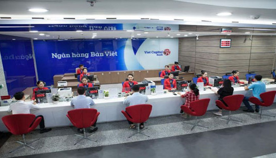 100% khách hàng đến Ngân hàng Bản Việt đầu năm đều được tặng vàng và tiền mặt