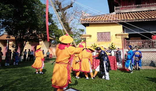 Trang trọng lễ hạ nêu tại khu di tích hoàng cung Huế