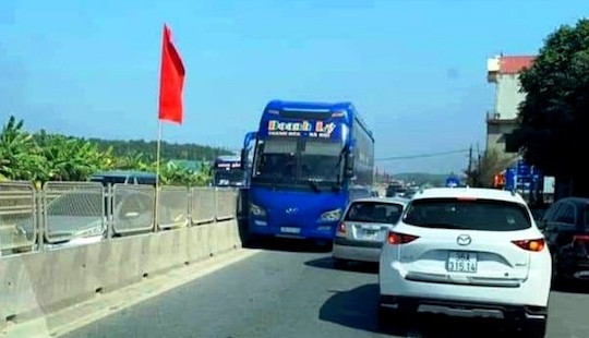 Tước bằng lái tài xế xe khách chạy ngược chiều trên quốc lộ