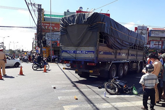 Xe máy cuốn vào gầm ô tô tải, 2 vợ chồng thương vong