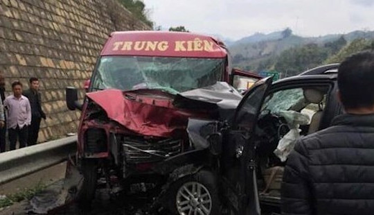 Hai ô tô va chạm trên cao tốc Nội Bài-Lào Cai, 9 người bị thương