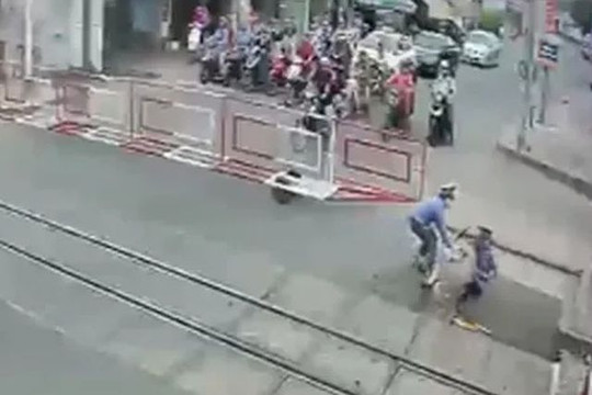 Bộ trưởng Bộ GTVT khen ngợi 2 nữ công nhân gác chắn cứu cụ bà thoát chết