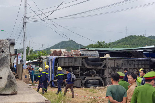 Xe khách lao vào nhà dân, hàng chục người bị thương