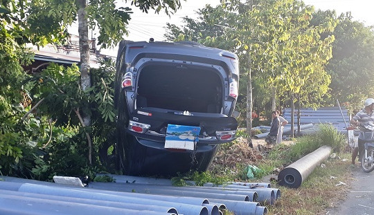 Tài xế ngủ gật, ô tô 7 chỗ lật ngửa trên Quốc lộ