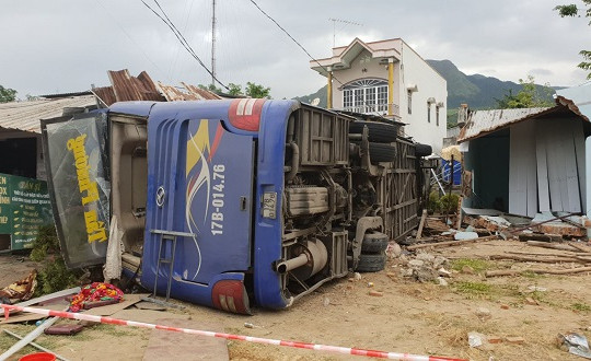 Xe khách chạy 84 km/h trước khi đâm sập nhà dân ở Khánh Hòa