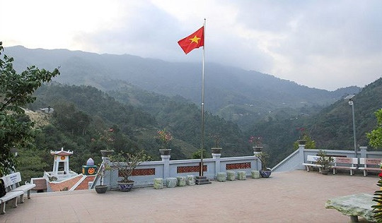 Máu xương các anh hòa vào đất Mẹ