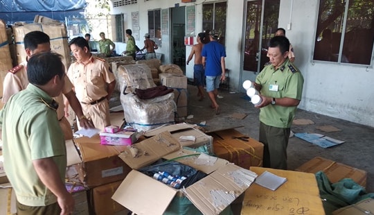 Bắt hai xe tải chở số lượng lớn hàng hóa không rõ nguồn gốc