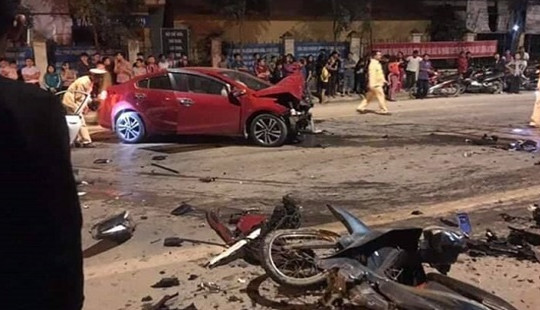Hai ô tô đấu đầu, 4 người thương vong