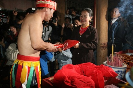 Hàng nghìn người chen lấn xem lễ hội Linh tinh tình phộc lúc nửa đêm