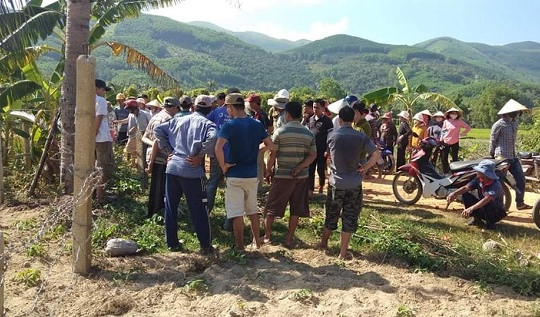 Vướng vào hàng rào thép gai có dây điện, 2 vợ chồng tử vong