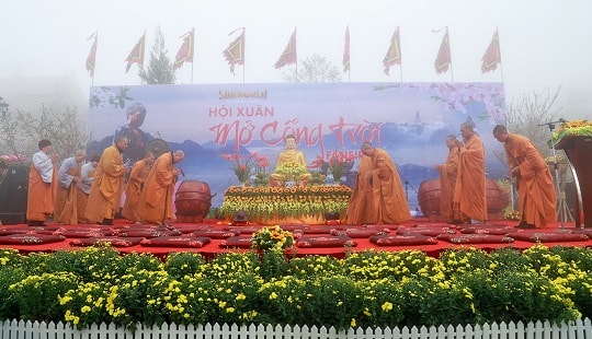 Hội xuân mở cổng trời Fansipan thu hút hàng ngàn lượt khách