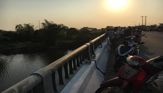Bỏ lại ba lô trên cầu, nam thanh niên gieo mình xuống sông