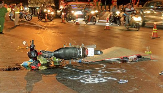 Va chạm với xe ô tô, một người phụ nữ đi xe máy tử vong