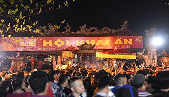 Khai ấn đền Trần năm 2019: Vẫn còn chen lấn xô đẩy