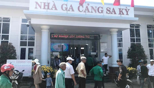 Dân “cò” vé chèo kéo khách tuyến Cảng Sa Kỳ -  Lý Sơn