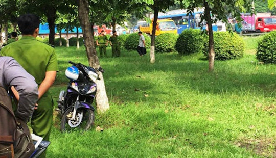 Cha dắt con đi chơi bị người lạ đâm chết vì nghi bắt cóc trẻ em