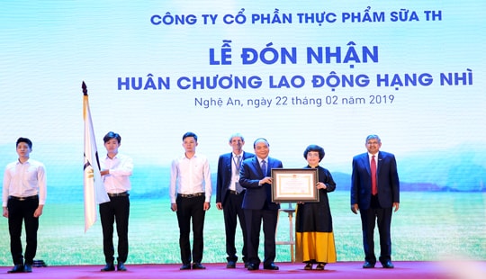 Tập đoàn TH đón nhận Huân chương Lao động hạng Nhì