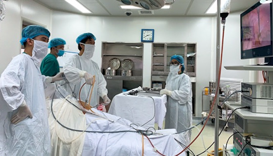 Vòi trứng bị viêm ứ mủ sau nhiều ngày đau bụng, ra khí hư