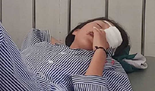 Nữ sinh bị chấn thương mắt khi xem thầy giáo làm thí nghiệm hóa học