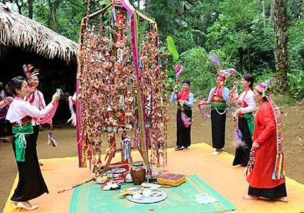 Hàng nghìn người đổ về Bàn Bù tham dự lễ hội