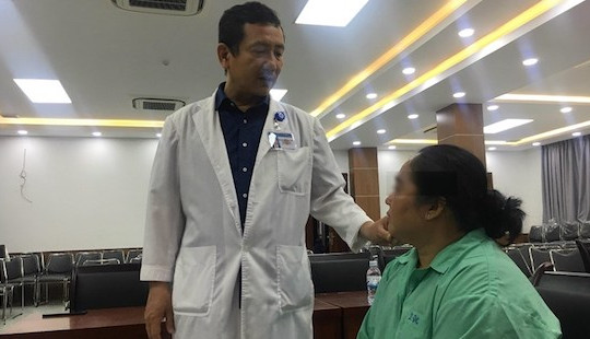Mảnh xương vịt “trốn” 10 tháng trong phế quản người phụ nữ