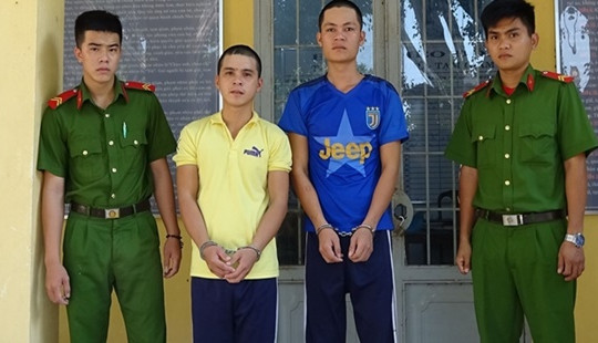 Mâu thuẫn khi nhậu, nhờ bạn chở về lấy rựa đến chém người